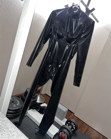 traje latex|Rubberist .